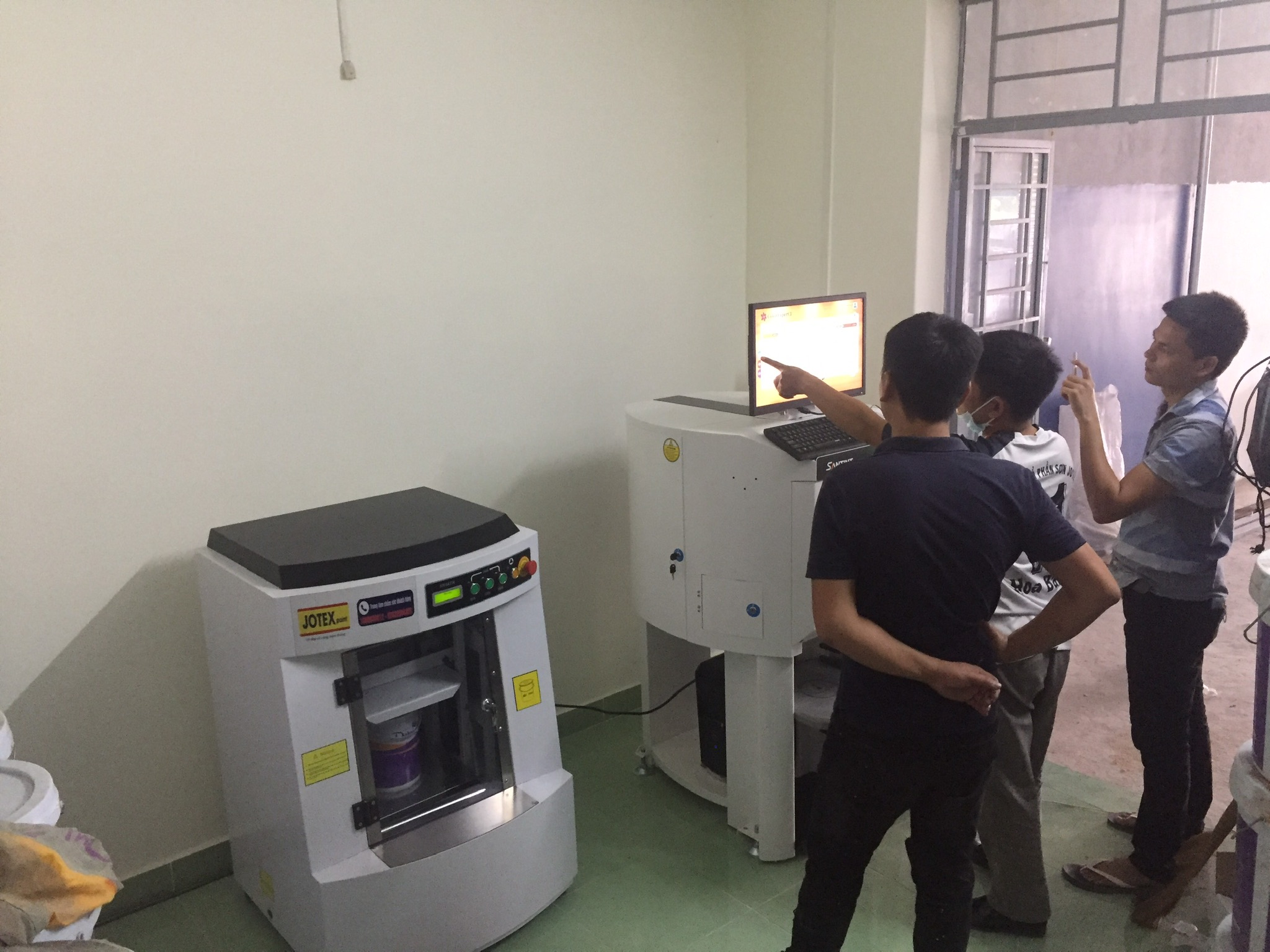 Hướng dẫn khách hàng về máy pha màu 